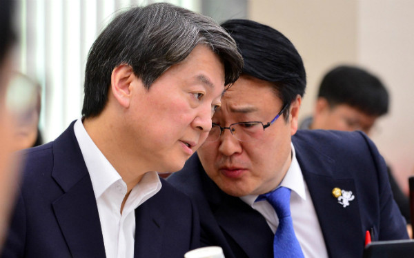 ▲ 국민의당 안철수 대표와 송기석 대표비서실장이 밀담을 주고받고 있다. ⓒ뉴시스 사진DB