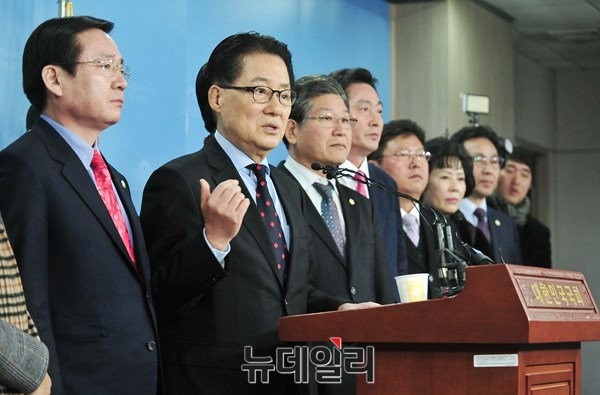 ▲ 국민의당 박지원 전 대표는 바른정당과의 통합론에 반대한다는 입장이다. 사진은 지난해초 새정치민주연합 탈당 기자회견을 할 때의 박지원 전 대표의 모습. ⓒ뉴데일리 이종현 기자