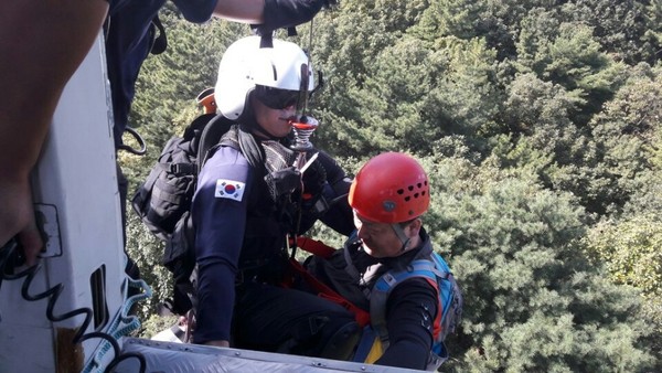 ▲ 대전소방본부 항공구조대원이 20일 계족산에서 발목다친 50대를 구조하고 있다. ⓒ대전소방본부