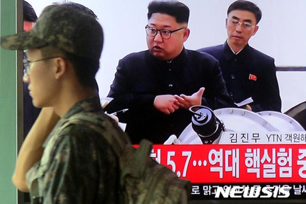 ▲ 지난 9월 3일 북한이 6차 핵실험을 실시한 직후 서울역 대합실. ⓒ뉴시스. 무단전재 및 재배포 금지.