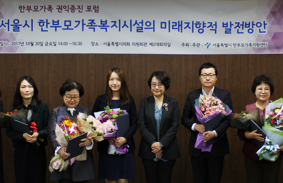 ▲ 제주항공은 20일 서울특별시 한부모가족지원센터 주최 한부모가족복지시설의 미래지향적 발전방안을 모색하기 위한 포럼에서 '한부모가족 지원 유공자 표창'을 수상했다고 밝혔다.ⓒ제주항공