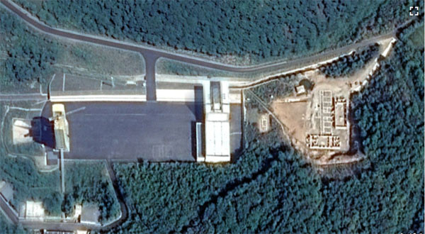 '미국의 소리(VOA)' 방송이 구글 어스에서 찾아낸, 최근 北평안북도 철산군 동창리 미사일 시험발사장의 위성사진. 오른쪽 공터에 건물들이 들어서고 있다. ⓒ美미국의 소리 관련보도 화면캡쳐-구글 어스.
