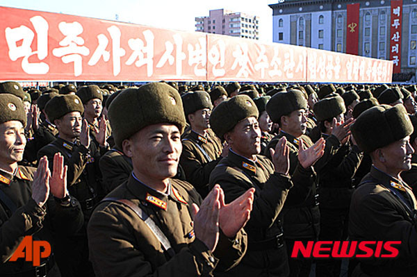 북한 김정은 정권이 주민들에게 유엔 안보리와 각국의 대북제재에 대한 사실을 숨기고 있다는 주장이 나왔다. 사진은 2016년 1월 핵실험 성공을 자축하는 평양 시민들. ⓒ뉴시스-AP. 무단전재 및 재배포 금지.
