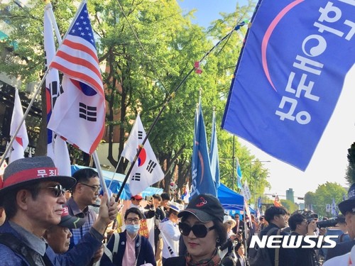 ▲ 박근혜 전 대통령이 재판을 거부하며 사실상 '재판 보이콧'에 돌입한 가운데 대한애국당은 21일 오후 2시 서울 대학로 마로니에 공원에서 '박근혜 대통령 정치투쟁선언 지지' 제20차 태극기 집회를 개최했다. ⓒ뉴시스 제공