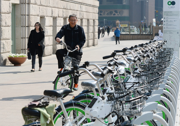 서울광장 ‘따릉이’ 대여소에서 시민이 자전거를 이용하고 있다. ⓒ뉴시스