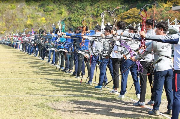 ▲ ‘제98회 전국체전’ 양궁경기가 열리는 김수녕 양궁장에서 선수들이 몸을 풀고 있다.ⓒ충북도