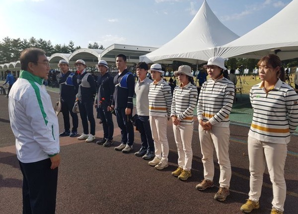 ▲ 이승훈 충북 청주시장이 22일 김수녕양궁장을 방문해 전구게전 선수들을 격려했다.ⓒ청주시