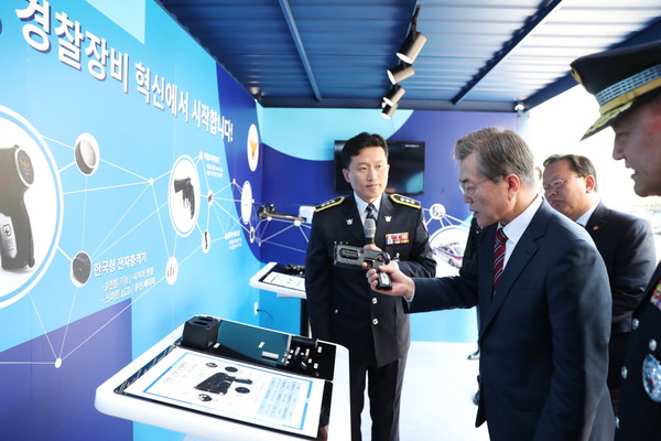 ▲ 22일 뉴데일리가 에이스리서치에 의뢰해 실시한 여론조사에 따르면, 문재인 정부의 적폐청산 활동에 대해 찬성하는 유권자가 정치보복이라고 생각하는 유권자보다 2배 가량 많은 것으로 드러났다. ⓒ청와대 제공