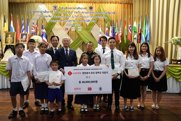 ▲ 롯데는 21일 태국 방콕에서 현지 초, 중, 고교 및 대학생 100명을 대상으로 장학금 수여식을 진행했다. 장학금 수여식에 참석한 관계자와 장학생들이 기념사진을 찍고 있다. (검은색 정장 왼쪽부터 태국 롯데면세점 박상영 법인장, 롯데장학재단 이정욱 전무, 태국한국전참전협회 반딧 말라이아리손 회장) ⓒ롯데