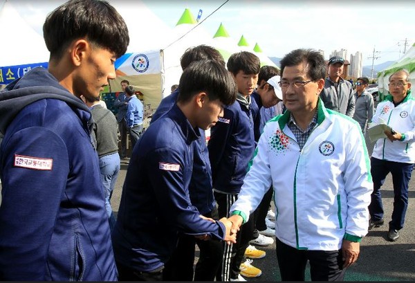 ▲ 이시종 충북도지사가 제98회 전국체전 선수들을 격려하고 있다.ⓒ충북도