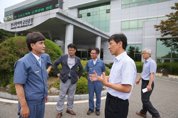안희정 충남지사가 지난해 8월 9일 한국타이어 금산공장을 방문, 폐타이어 고형연료 열분해 시설과 관련해 공장 관계자들과 대화하고 있다.ⓒ충남도