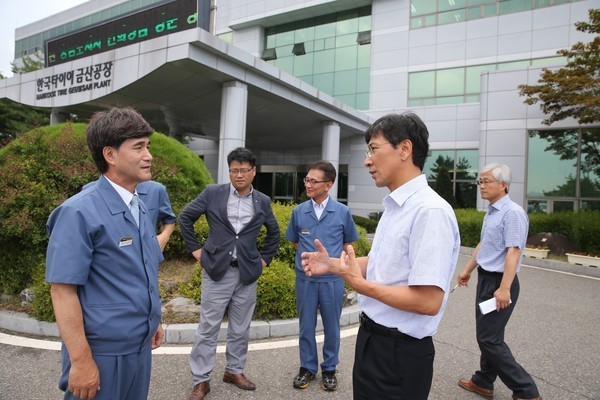 ▲ 안희정 충남지사가 지난해 8월 9일 한국타이어 금산공장을 방문, 폐타이어 고형연료 열분해 시설과 관련해 공장 관계자들과 대화하고 있다.ⓒ충남도