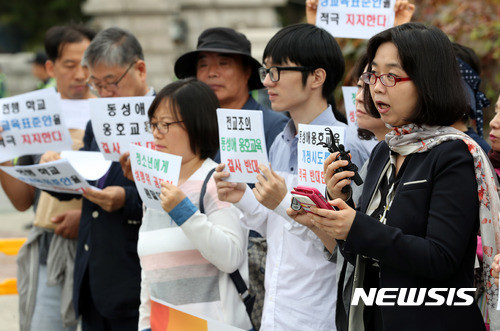 ▲ 지난 10일 오전 서울 여의도 국회 정문 앞에서 동성애·동성혼 개헌반대 국민연합 소속 회원들이 학교 성교육 표준안 개정시도를 두고 반대 의견을 피력하고 있다.ⓒ사진=뉴시스.