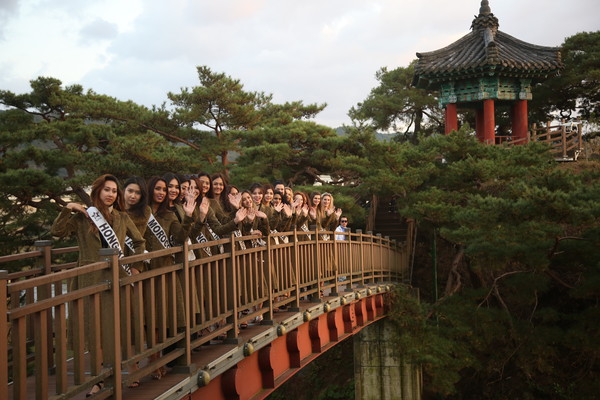 ▲ 강선대를 방문한 세계 슈퍼모델들.ⓒ영동군