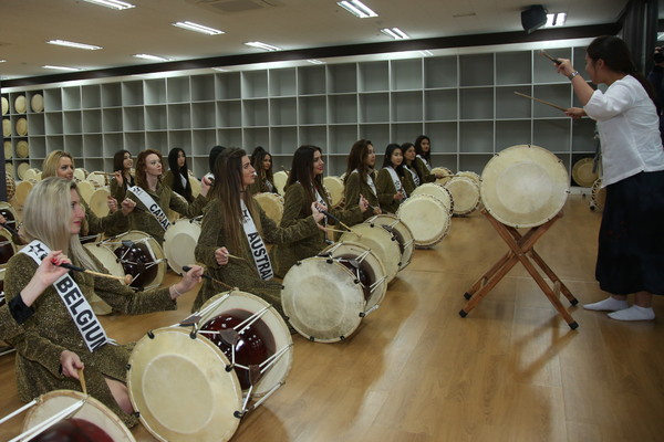 ▲ 세계 슈퍼모델들이 국악체험촌으로 이동해 국악기를 직접 체험하고 있다.ⓒ영동군