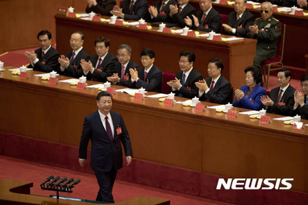 지난 18일, 제19차 공산당 전국대표대회에서 개막보고를 하기 위해 나서는 시진핑 中국가주석. ⓒ뉴시스. 무단전재 및 재배포 금지.