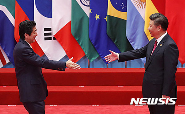 ▲ 2016년 4월 반갑게 악수를 나누는 아베 신조 日총리와 시진핑 中국가주석. ⓒ뉴시스. 무단전재 및 재배포 금지.