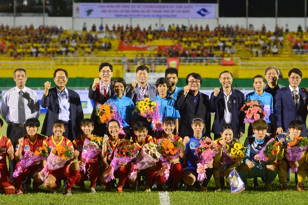 ▲ 경북도-호찌민 친선 여자축구 경기에서 참석자와 선수들이 단체로 파이팅을 외치고 있다.ⓒ경북도