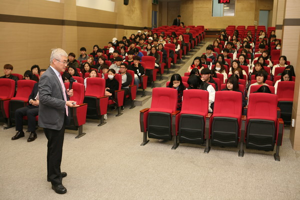 ▲ 대원대학교가 23일 마영삼 명예교수(前 덴마크 대사)의 ‘덴마크는 어떻게 행복 1위 국가가 되었을까?’라는 주제로 특강을 가졌다.ⓒ대원대