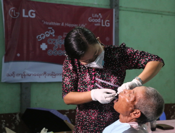 ▲ LG전자가 이달 21~22일 미얀마 파테인에서 이동진료소를 열고 의료봉사활동에 나섰다. ⓒLG전자