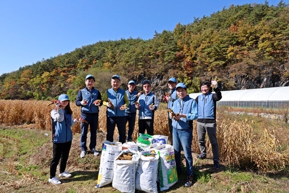 ▲ 신동아건설 이종훈 부회장(좌측 세 번째), 이인찬 사장(우측 두 번째)이 회사 임직원과 함께 수숫대 수확 후 기념촬영을 하고 있다. ⓒ신동아건설