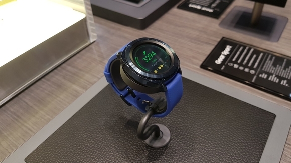 ▲ 삼성전자가 지난 8월 독일 베를린에서 공개한 스마트워치 신제품 '기어 스포츠'. ⓒ연찬모 기자