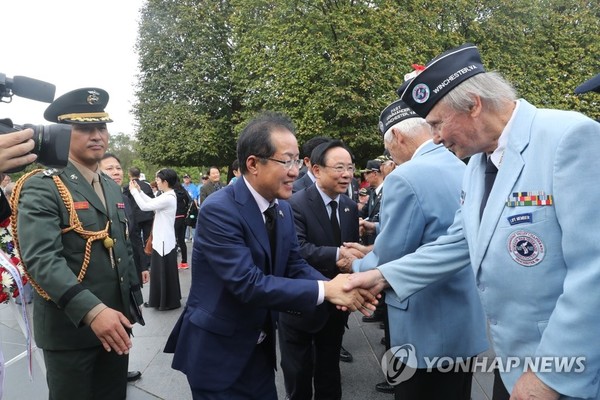 ▲ 미국을 방문 중인 자유한국당 홍준표 대표가 23일 오후(현지 시간) 워싱턴 DC 한국전쟁 참전용사 기념비를 찾아 참전용사들과 악수하고 있다. ⓒ연합뉴스