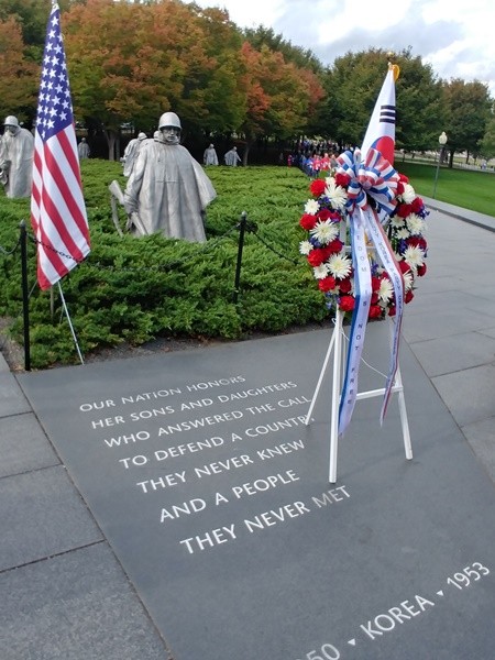 ▲ 미국을 방문 중인 자유한국당 홍준표 대표가 23일 오후(현지 시간) 워싱턴 DC 한국전쟁 참전용사 기념비를 찾아 참전용사들과 악수하고 있다. ⓒ연합뉴스