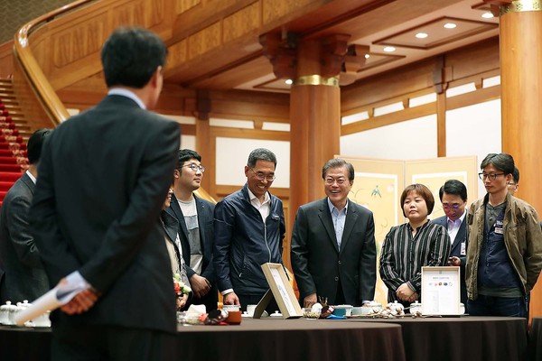 ▲ 문재인 대통령이 24일 노동계 인사들을 청와대 본관 접견실로 초청해 만찬을 했다. ⓒ청와대 제공