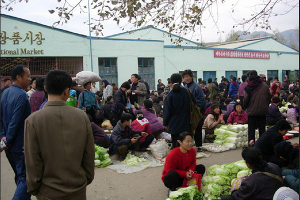 ▲ 북한 장마당의 모습. 유엔 안보리 대북제재로 장마당 물품이 많아지고 가격도 떨어져 북한 주민들이 만족해 하고 있다고 한다. ⓒ北전문매체 '뉴포커스' 화면캡쳐.