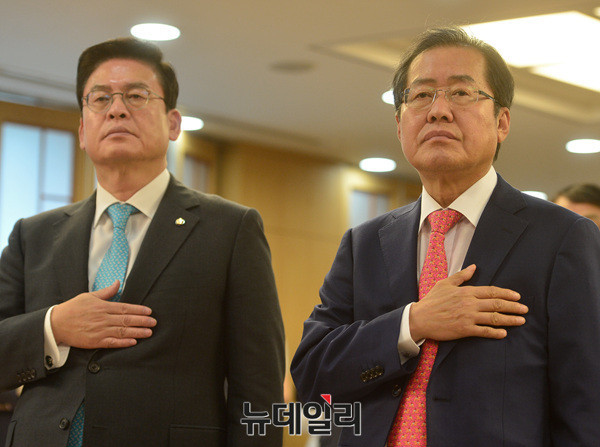 홍준표 자유한국당 대표(오른쪽)와 정우택 원내대표. ⓒ뉴데일리 공준표 기자