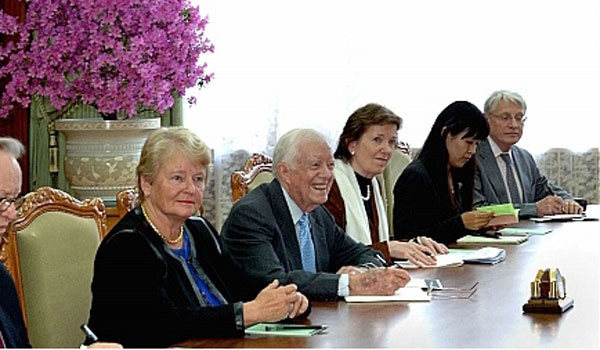 ▲ 2011년 4월 방북 당시 北관계자와 만나 활짝 웃는 지미 카터 前미국 대통령. ⓒ뉴시스-AP. 무단전재 및 재배포 금지.