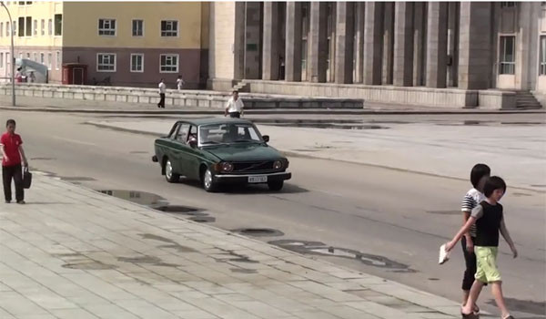 ▲ 지금도 평양 시대를 돌아다니고 있는, 스웨덴제 볼보. 외국인 전용택시로 사용 중이다. ⓒ유튜브 화면캡쳐.