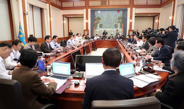 ▲ 문재인 대통령이 24일 국무회의에 참석한 모습. ⓒ청와대 제공