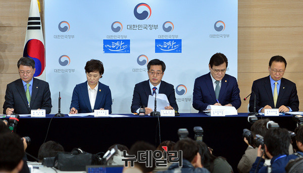 ▲ 왼쪽부터 윤면식 한국은행 부총재, 김현미 국토교통부 장관, 김동연 부 총리, 최종구 금융위원장, 최흥식 금융감독원장 ⓒ 뉴데일리 공준표