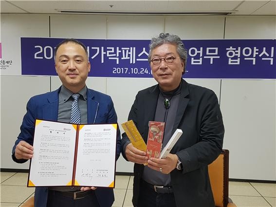 ▲ (주)코스틱이 24일 청주시 젓가락페스티벌의 성공개최를 위해 2000만원 상당의 젓가락문화상품을 후원했다.ⓒ청주시