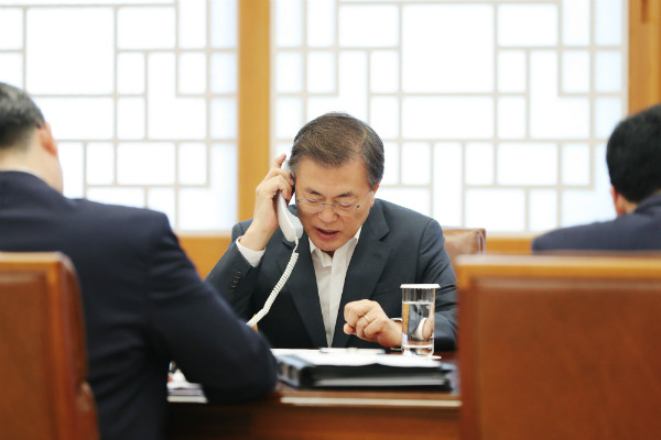 ▲ 문재인 대통령이 아베 신조 일본 총리와 전화 통화를 하고 있다(자료사진). ⓒ뉴시스 사진DB