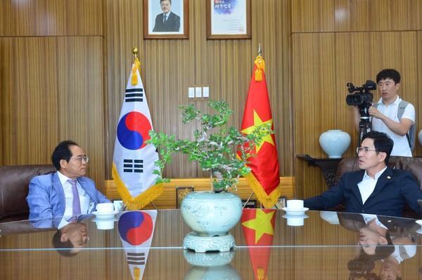 ▲ 김장주 부지사(오른쪽)가 박노완 주호찌민총영사를 면담해 엑스포 성공을 위한 지원을 요청했다.ⓒ경북도