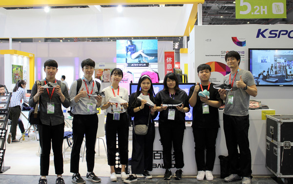 ▲ 계명대 GTEP학생들이 (주)GTS글로벌과 함께 지난 5월 상해 스포츠용품박람회에 참가해 제품 홍보에 적극 나서고 있다.ⓒ계명대