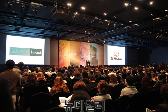 ▲ 지난해 11월 개최된 2017-18 한화L&C 디자인 트렌드 세미나 '인트렌드(intrend)'에서 한명호 대표가 모두연설을 하고 있다.ⓒ한화L&C