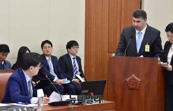 ▲ 카허카젬 한국지엠 사장이 지난 23일 국감에 출석한 모습.ⓒ뉴데일리