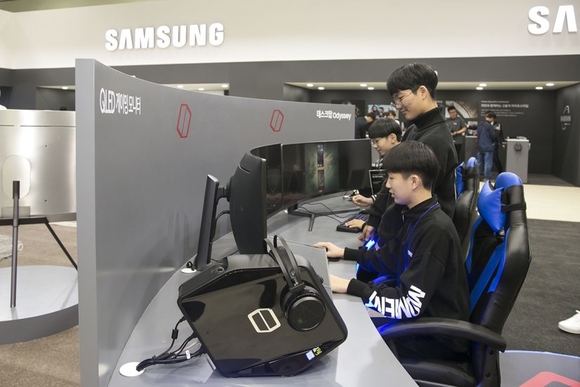 ▲ 이달 17일 열린 '한국전자전(KES 2017)'에서 삼성전자 부스를 찾은 관람객들이 게이밍 모니터를 직접 체험하고 있는 모습. ⓒ삼성전자