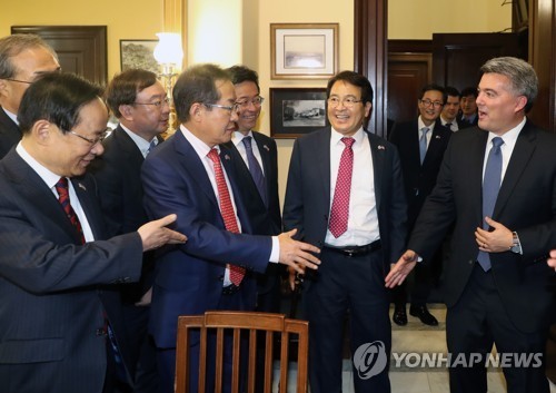 ▲ 코리 가드너 동아태 소위원장 만난 홍준표 대표(워싱턴=연합뉴스) 안정원 기자 = 자유한국당 홍준표 대표가 24일 오후(현지 시간) 코리 가드너 미 상원 외교위 동아시아태평양 소위 위원장과 면담에 앞서 인사하고 있다. ⓒ연합뉴스