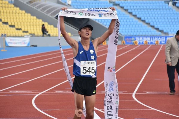 ▲ 안병권(충북)이 24일 육상 남자대학부 하프마라톤(21.0975km)에서 1시간6분26의 기록으로 금메달을 차지했다.ⓒ충북도