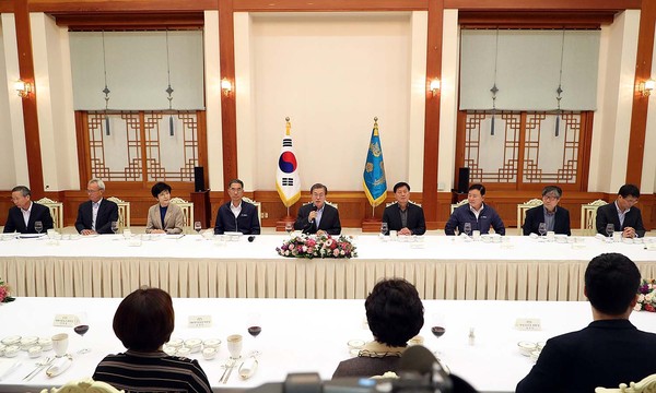 ▲ 문재인 대통령이 25일 4강 대사 신임장을 수여한다. ⓒ청와대 제공