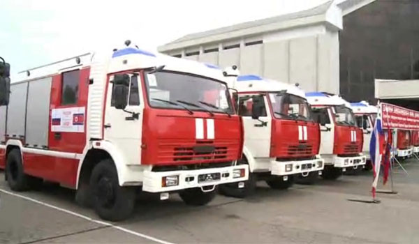 ▲ 최근 北양강도 혜산시 보위부가 中밀수업자로부터 휘발유 5톤을 넘겨받을 때 소방차를 동원해 화제가 됐다고 한다. 사진은 2014년 4월 러시아 정부가 북한에 소방차 수십 대를 기증할 당시 모습. ⓒ유튜브 관련영상 화면캡쳐.