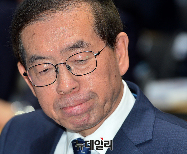 ▲ 25일 국회 국토위의 서울시 국정감사에 참석한 박원순 서울시장. 서울시 자료제출과 관련한 자유한국당 의원들의 사과 요구에 난감한 표정을 짓고 있다.ⓒ뉴데일리 공준표 기자.