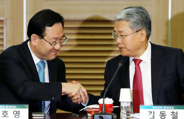 ▲ 김동철 국민의당 원내대표(오른쪽)와 주호영 바른정당 원내대표. ⓒ뉴시스