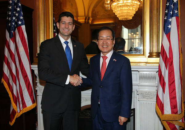 ▲ 자유한국당 홍준표 대표와 폴 라이언 미 하원의장이 24일(현지시간) 의장실에서 면담에 앞서 기념촬영을 하고 있다. ⓒ자유한국당 제공