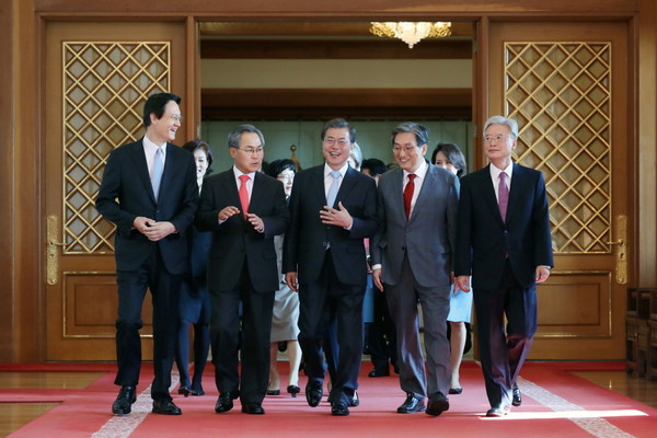 ▲ 문재인 대통령이 25일 시진핑 중국 국가 주석에 축전을 보냈다. 사진은 4강 대사와 함께 걷는 문재인 대통령. ⓒ청와대 제공